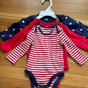 Great condition 3 pack Amazon Essentials long sleeve onesies, size 3-6M